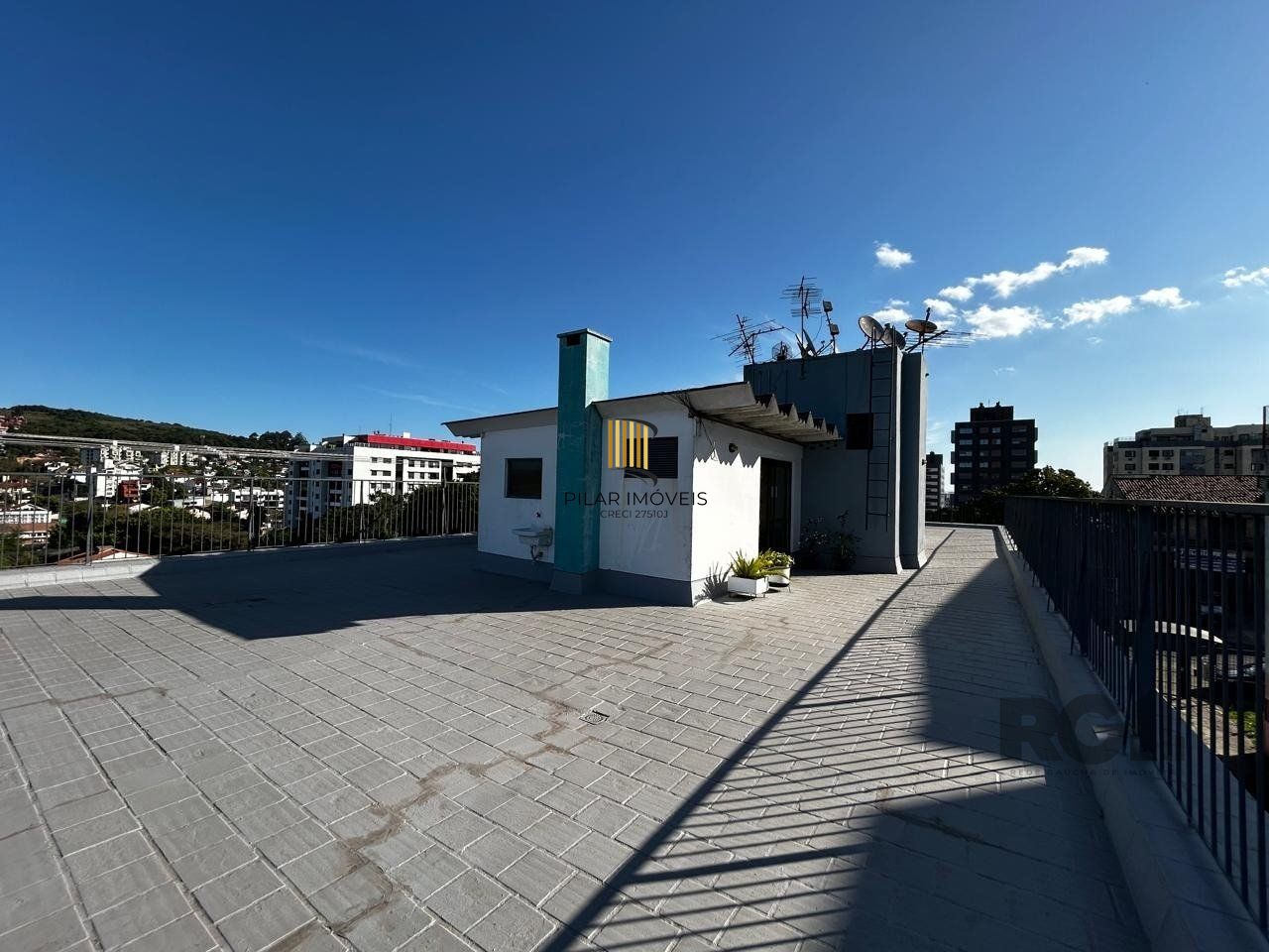 APARTAMENTO JK COM 1 QUARTO E GARAGEM COBERTA NO BAIRRO CAMAQUA PRÓXIMO À OTTO NIEMEYER