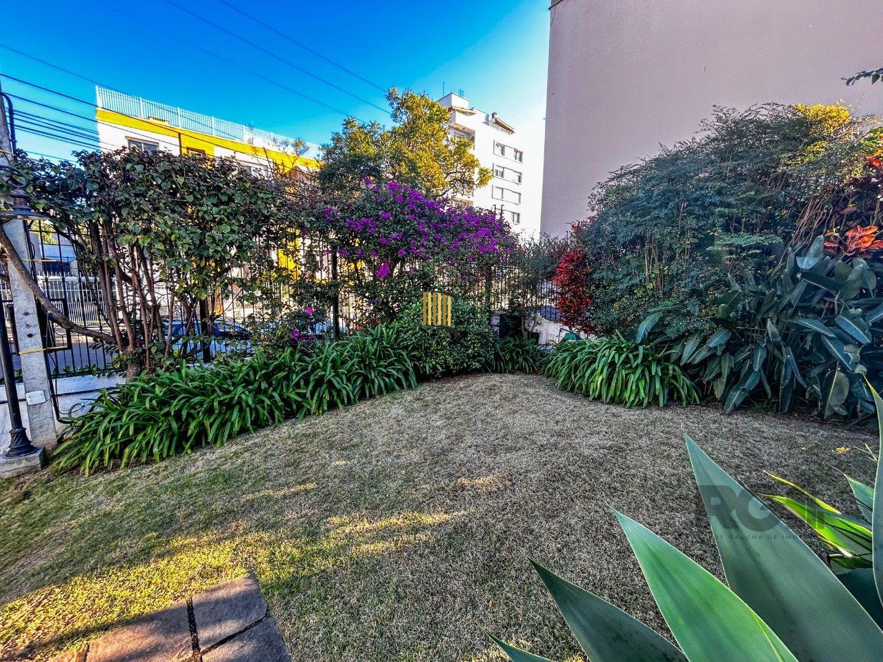 Casa 3 dormitórios, suíte, lareira, churrasqueira,, pátio, vaga garagem com 309 m² privativos.