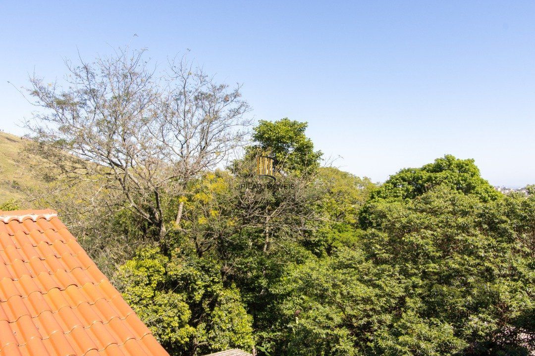LINDA CASA EM CONDOMÍNIO JUNTO À NATUREZA