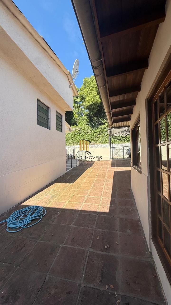 CASA 3 DORMITÓRIOS 4 BANHEIROS 4 VAGAS 1 SUÍTE, PÁTIO NO BAIRRO MEDIANEIRA PORTO ALEGRE/RS