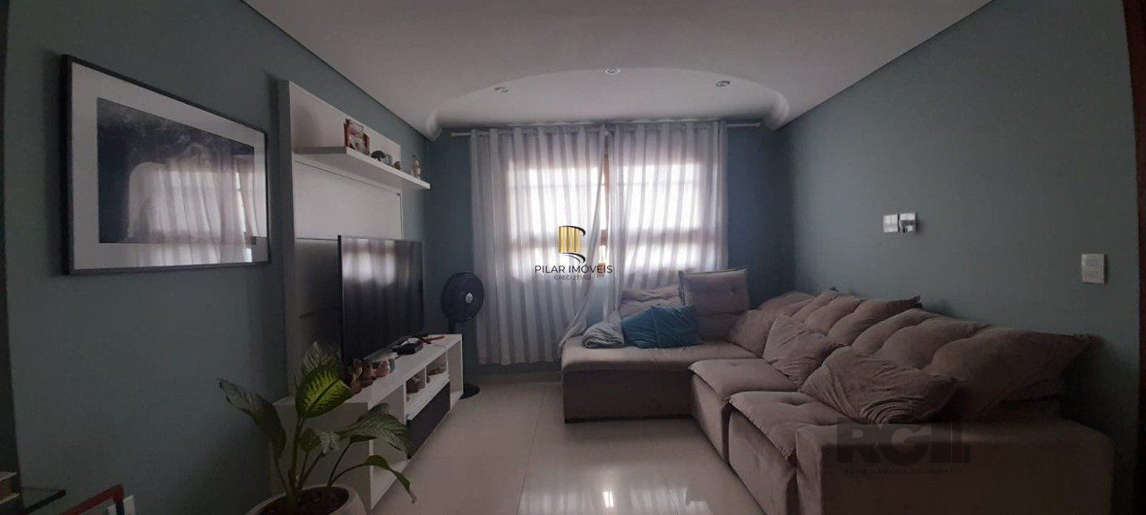 Casa com 03 quartos, sendo 01 suíte, 03 vagas de garagem.