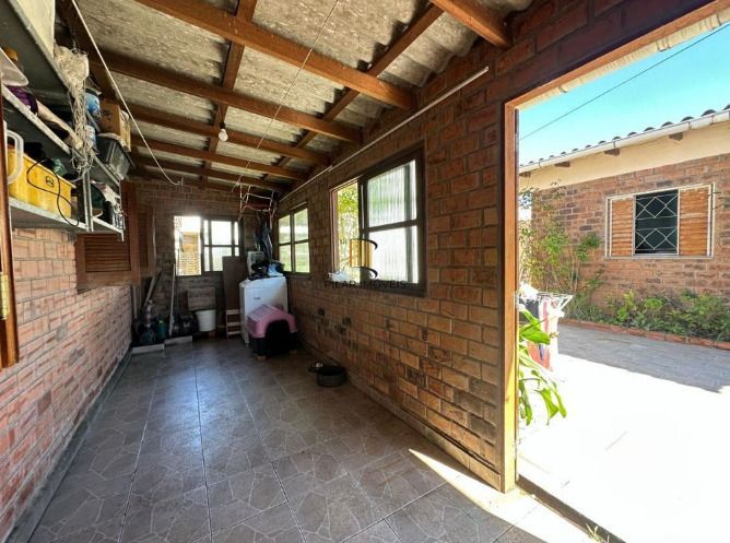 Imóvel com 4 dormitórios e casa auxiliar nos fundos do terreno