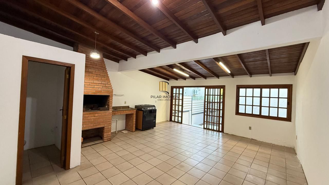 CASA 3 DORMITÓRIOS 4 BANHEIROS 4 VAGAS 1 SUÍTE, PÁTIO NO BAIRRO MEDIANEIRA PORTO ALEGRE/RS