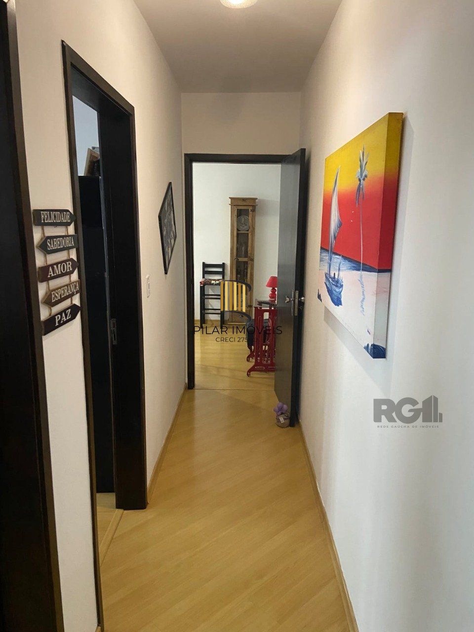 Apartamento de 2 dormitórios, sala, cozinha, banheiro, área de serviço com vaga de garagem escriturada e coberta