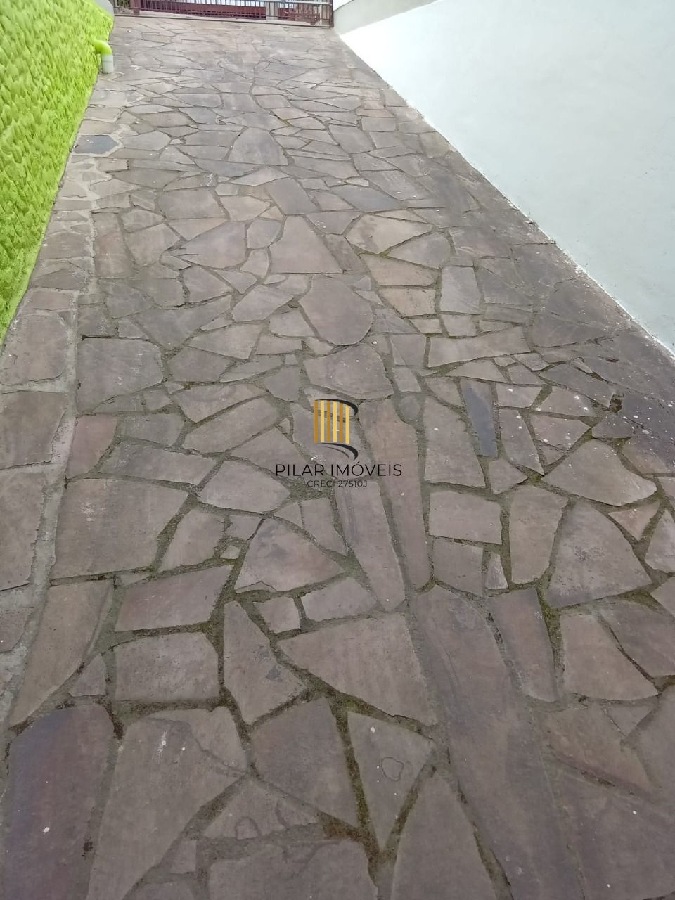 Casa com 3 dormitórios , 2 vagas de garagem fechada !