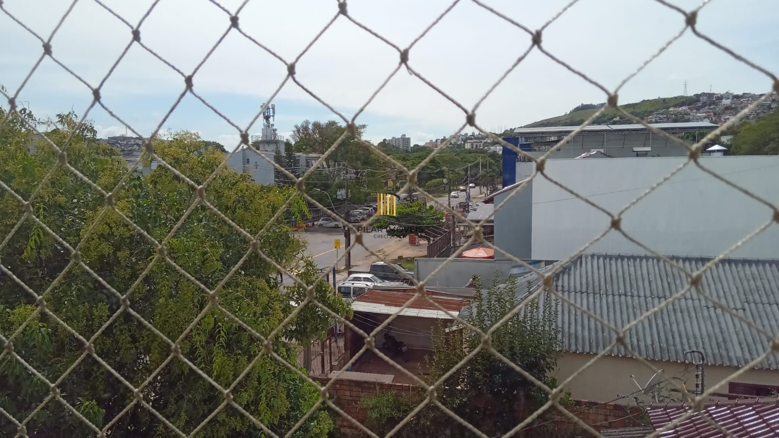 Apartamento de 2 dormitórios reformado com garagem escriturada fechada !