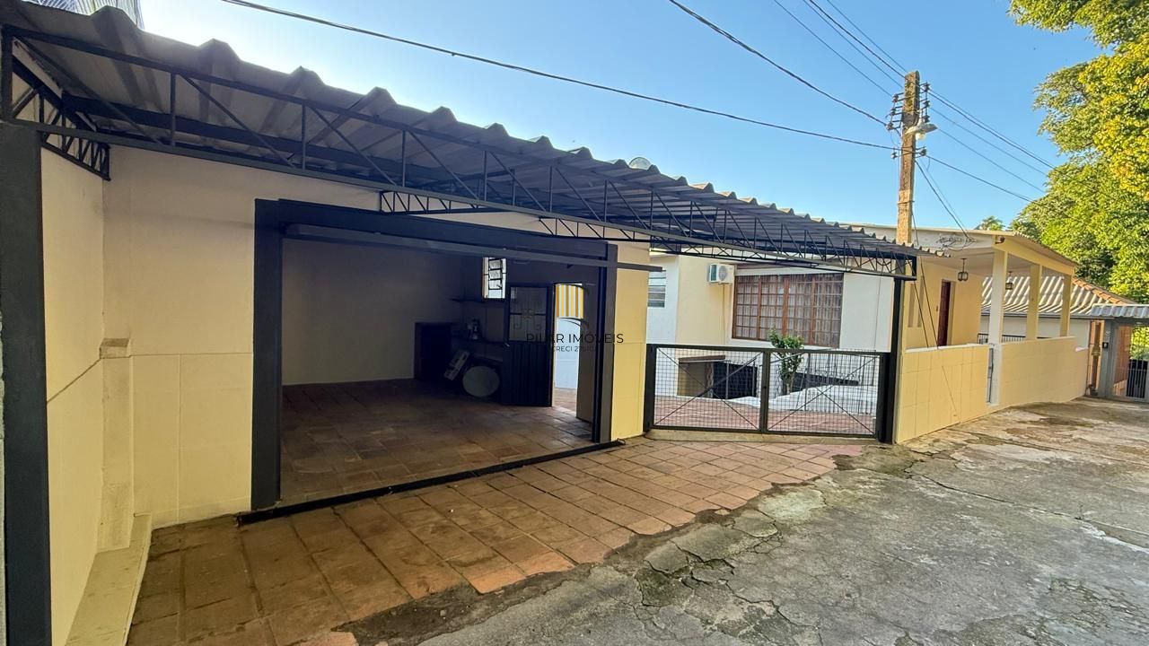 CASA 3 DORMITÓRIOS 4 BANHEIROS 4 VAGAS 1 SUÍTE, PÁTIO NO BAIRRO MEDIANEIRA PORTO ALEGRE/RS