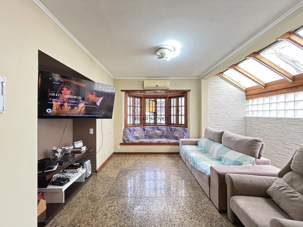 Casa ampla com piscina, adega, quiosque com churrasqueira e casa nos fundos (edícula).