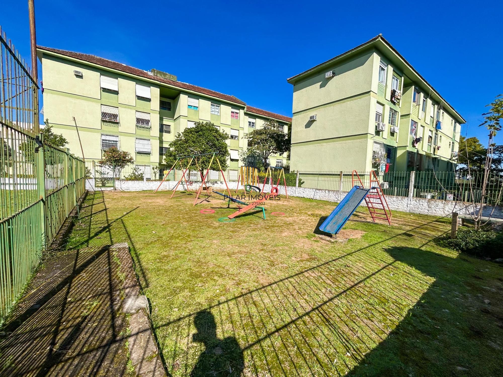 Ótimo apto 03 dormitórios, transformados em 2 dormitórios com living estendido no BAIRRO CRISTAL