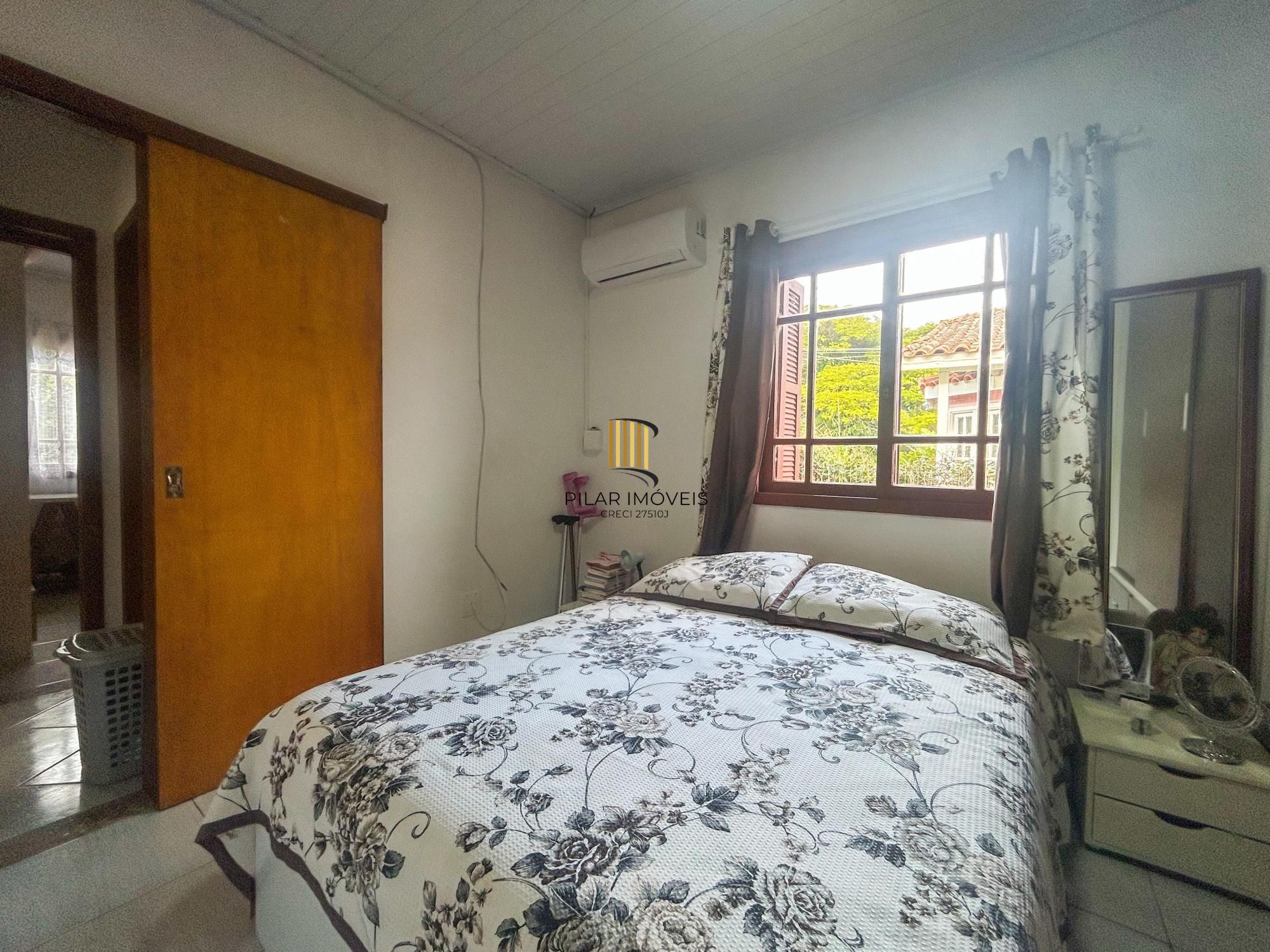Casa 02 dormitórios e demais peças, amplo terreno plano com 300m².