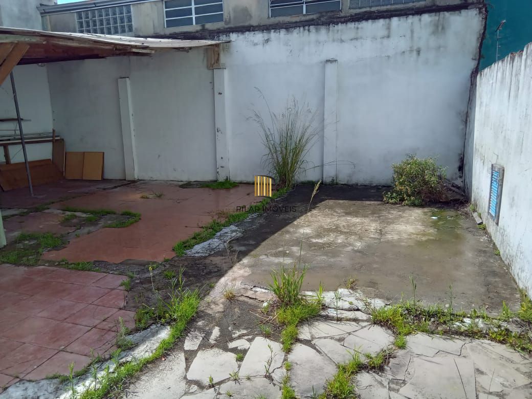 Casa com 2 dormitórios e 3 vagas de garagem !