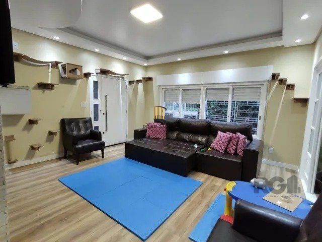 Excelente casa em Belém Novo na rua Eustáquio Inácio da Silveira próximo ao Colégio Glicério Alves. Casa grande com 3 quartos, escritório
