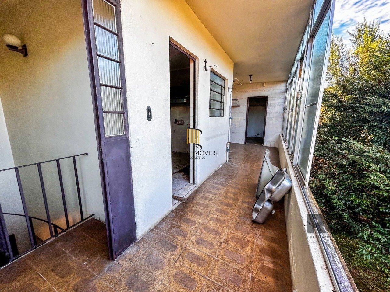 Casa com 2 salas comerciais, 3 quartos, vaga de garagem churrasqueira, suíte, no bairro Cavalhada, Porto Alegre/RS