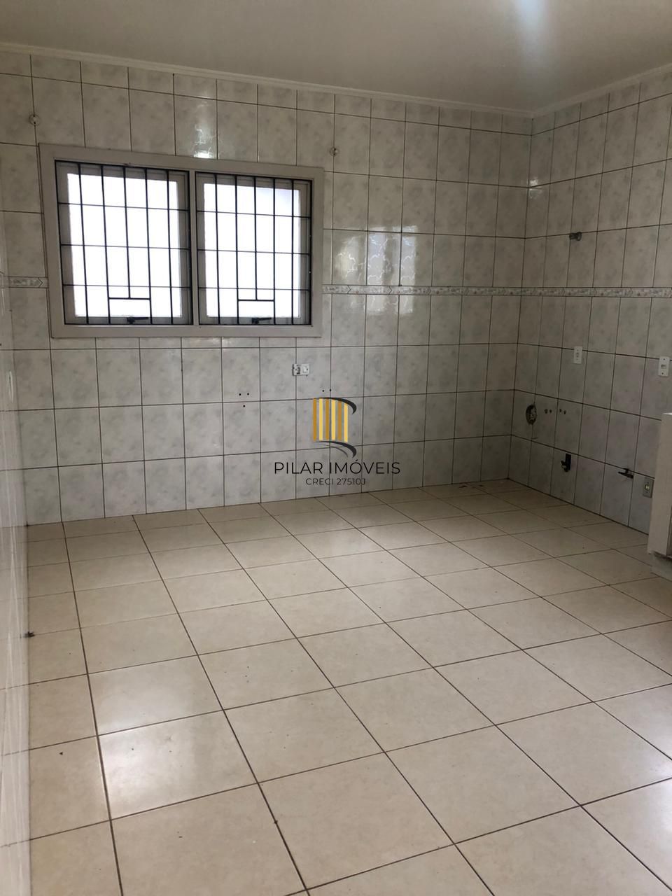 CASA 03 dormitórios, 01 suíte, terraço, pátio, garagens cobertas na VILA NOVA - ótima localização