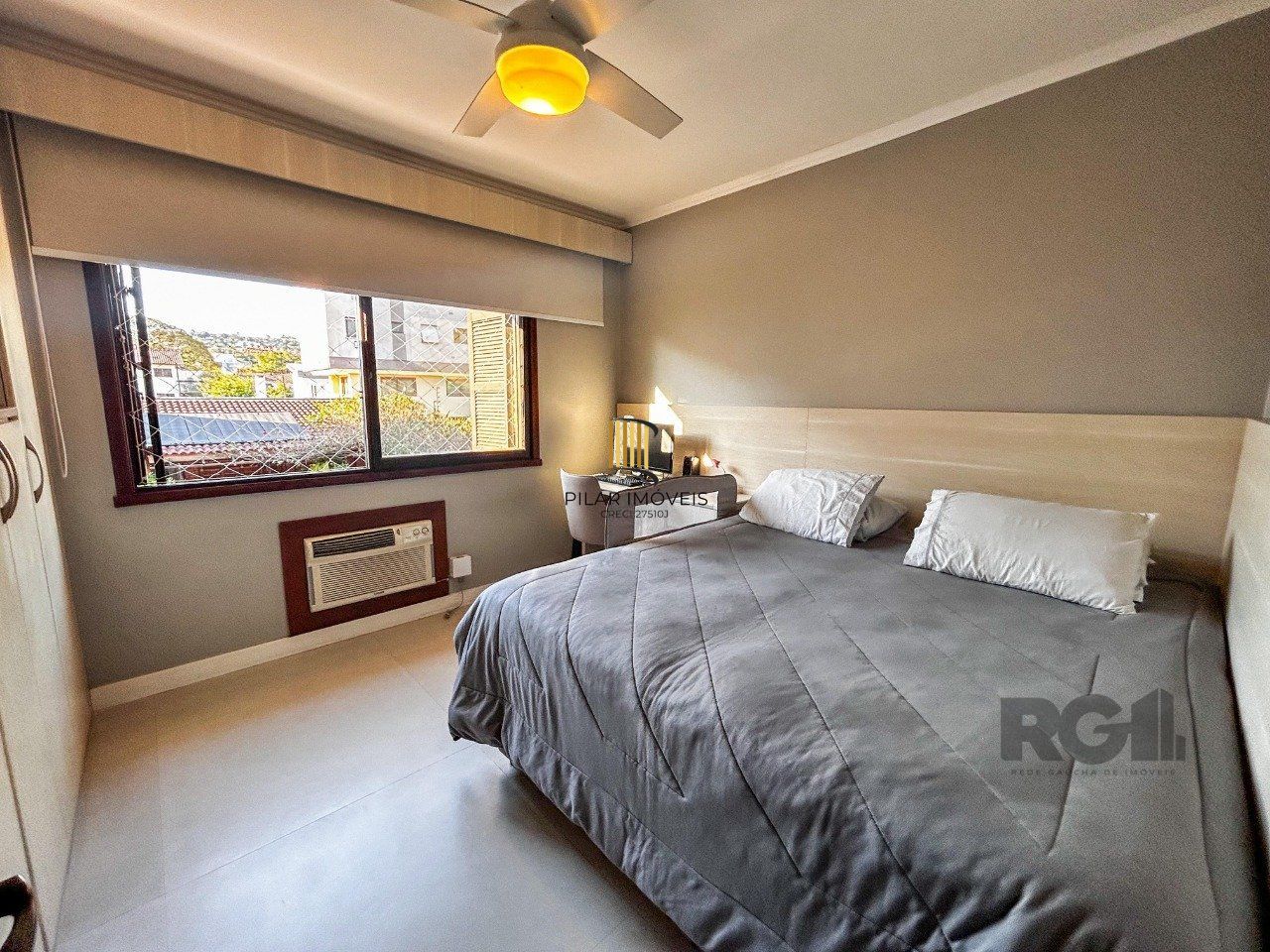 Casa 3 dormitórios, suíte, lareira, churrasqueira,, pátio, vaga garagem com 309 m² privativos.