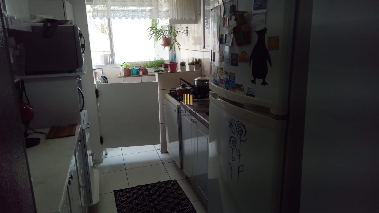 Apartamento de 2 dormitórios um lance de escada