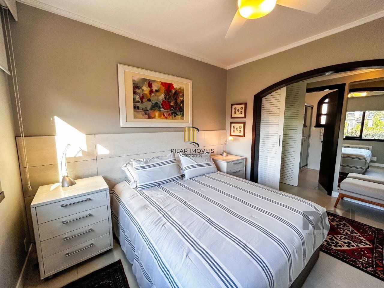 Casa 3 dormitórios, suíte, lareira, churrasqueira,, pátio, vaga garagem com 309 m² privativos.