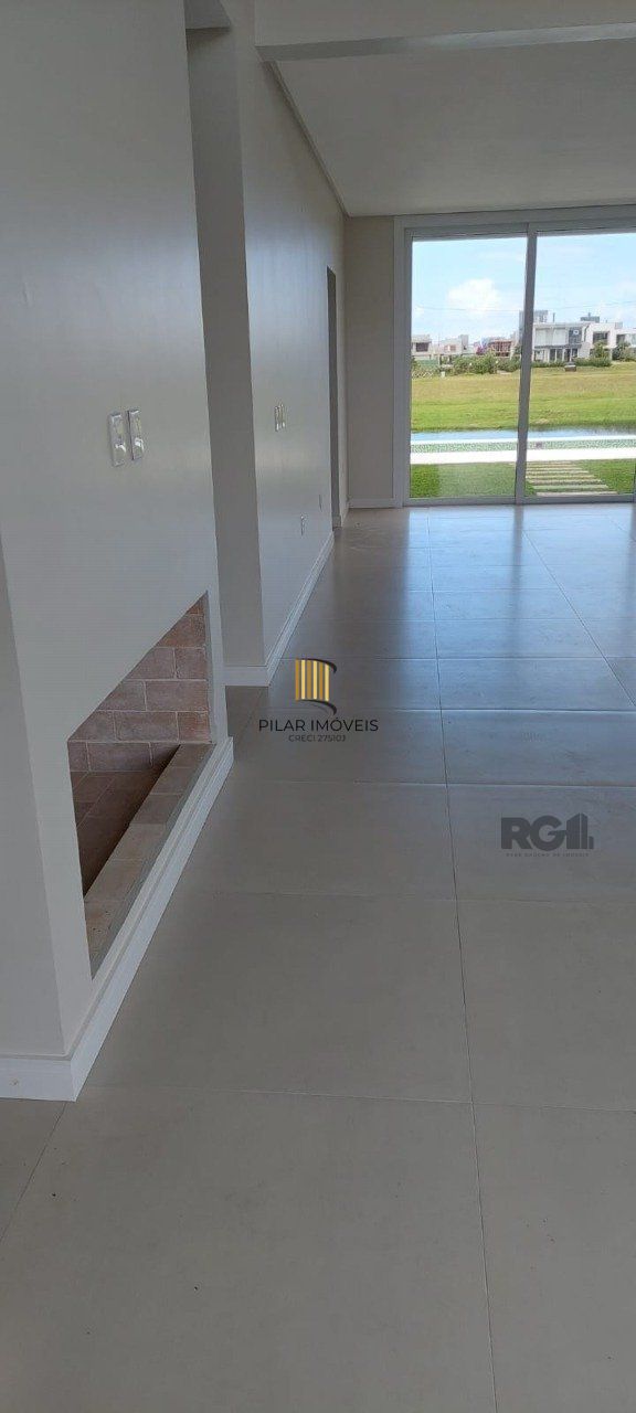 Casa em condomínio com 3 dormitórios, sendo todos suítes em Torres