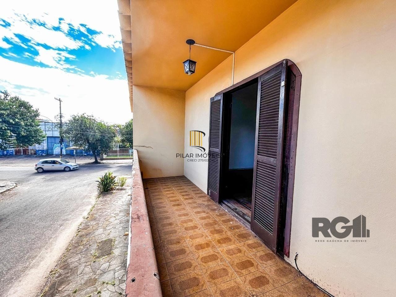 Casa com 2 salas comerciais, 3 quartos, vaga de garagem churrasqueira, suíte, no bairro Cavalhada, Porto Alegre/RS