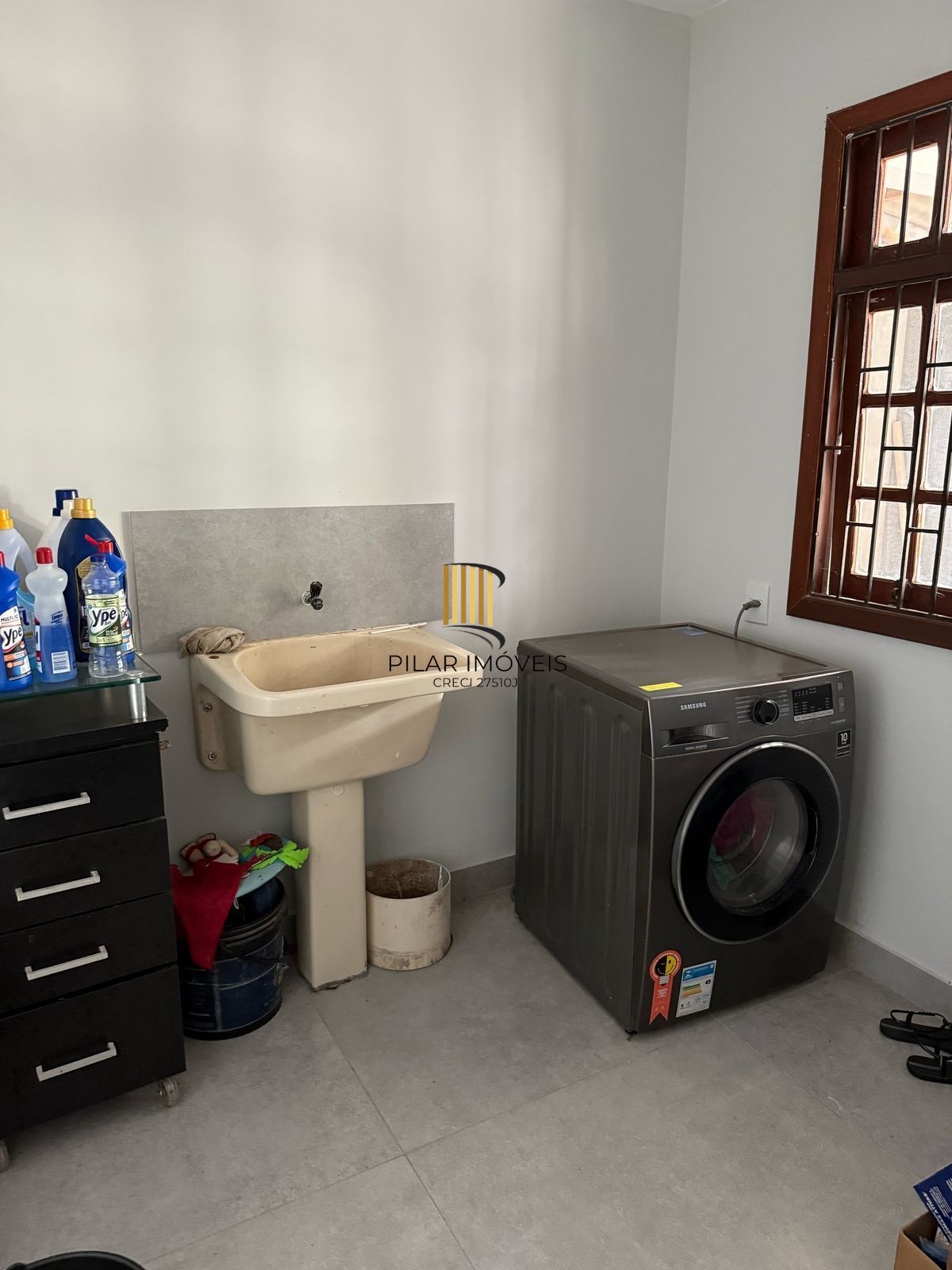 Casa com 03 quartos e 02 vagas de garagem
