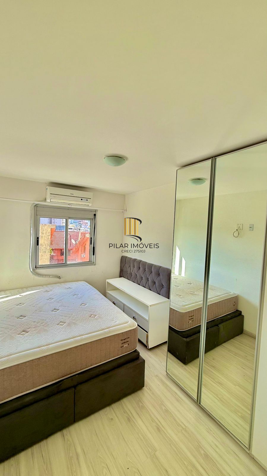 Apartamento com 02 quarto (01 suíte) e 01 vaga no Bairro Glória