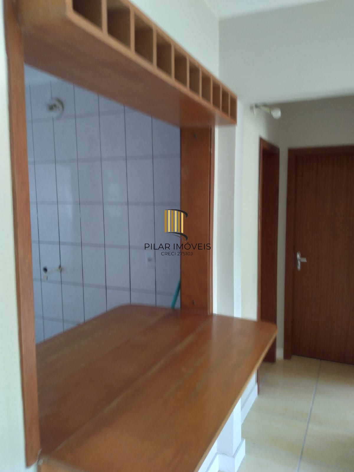 Apartamento com 02 quartos e 01 vaga escriturada e coberta, na Av. Antônio de Carvalho