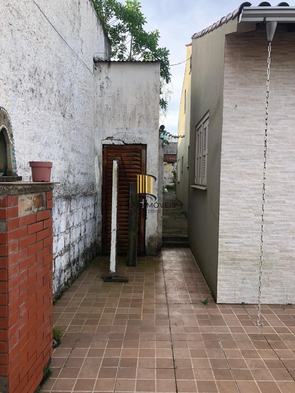 CASA 03 dormitórios, 01 suíte, terraço, pátio, garagens cobertas na VILA NOVA - ótima localização