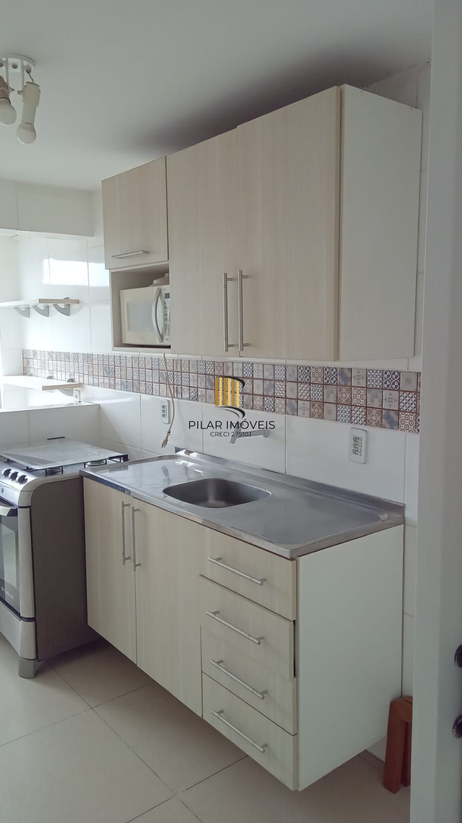 Apartamento de 2 dormitórios reformado com garagem escriturada fechada !