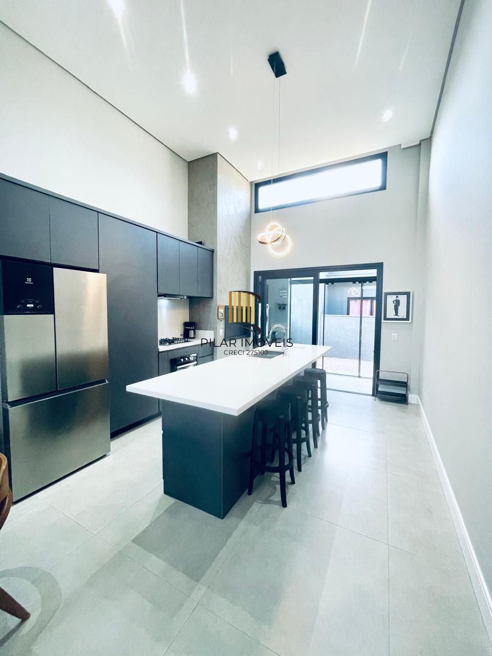 CASA EM CONDOMINIO TÉRREA,  3 SUÍTES 4 VAGAS DE GARAGEM, EM GRAVATAI RS