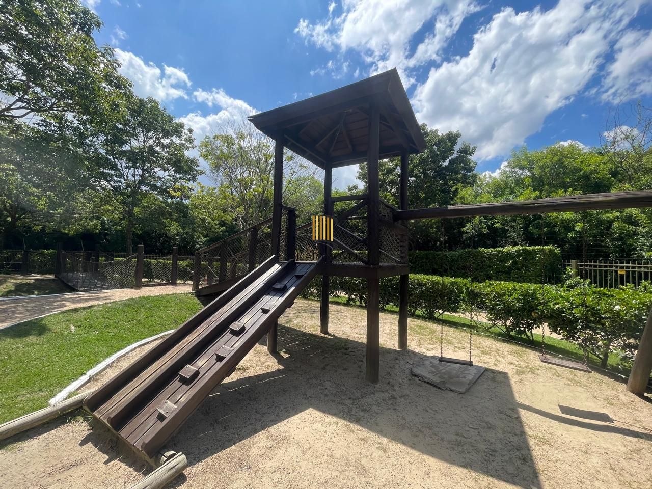 Impecável apartamento semimobiliado, 2 dormitórios, 2 banheiros e 1 vaga coberta