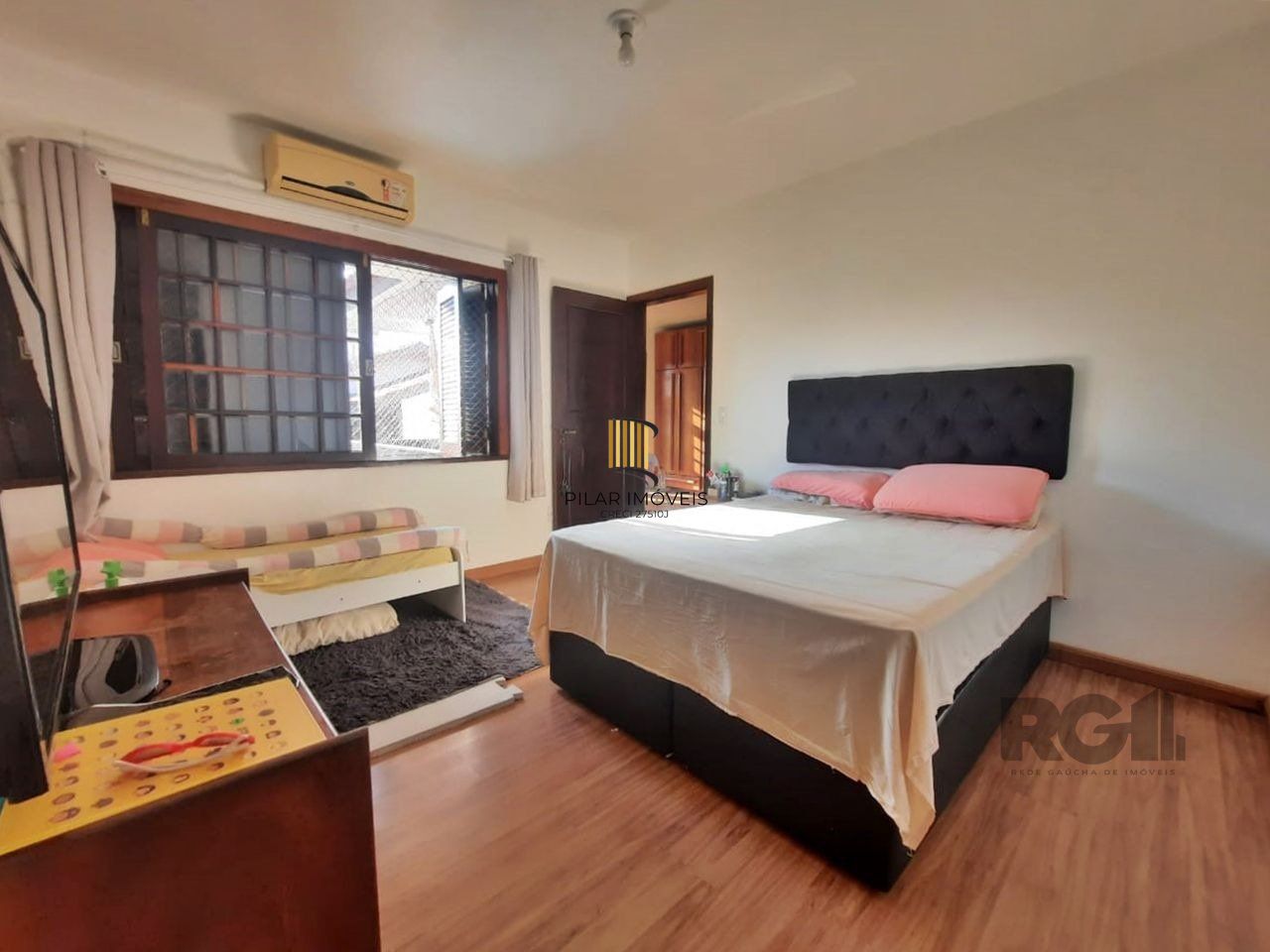 casa em condomínio com 3 dormitórios, sendo 1 suíte e vaga para dois carros no bairro Tristeza