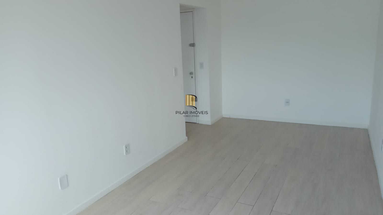 Apartamento de 2 dormitórios reformado com garagem escriturada fechada !
