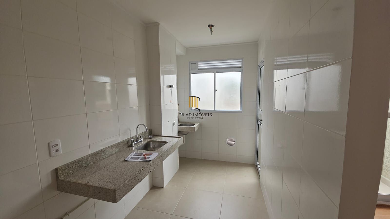 Apartamento 2 dormitórios , suíte , sacada com churrasqueira , 1 vaga de garagem coberta !