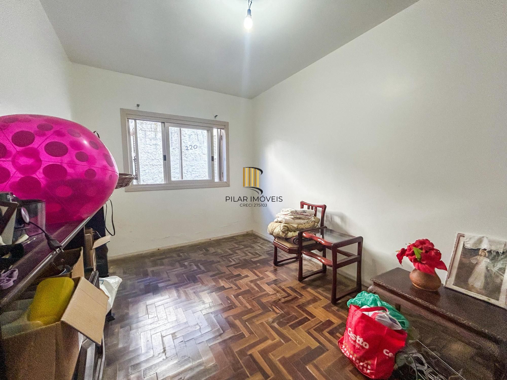 CASA 03 dormitórios, 01 suíte, terraço, pátio, garagens cobertas na VILA NOVA - ótima localização