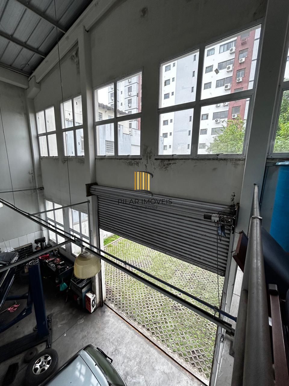 PRÉDIO COMERCIAL A VENDA COM PÉ DIREITO DUPLO E ESTACIONAMENTO, BAIRRO CRISTO REDENTOR, PORTO ALEGRE, RS