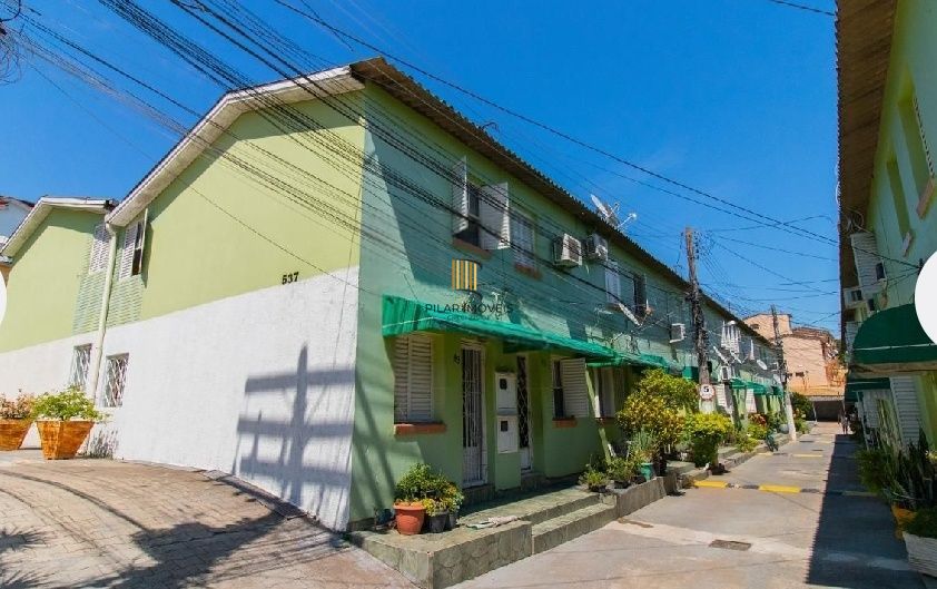 Aconchegante sobrado com 1 dormitório, suíte, vaga, no bairro São José em Porto Alegre/RS.