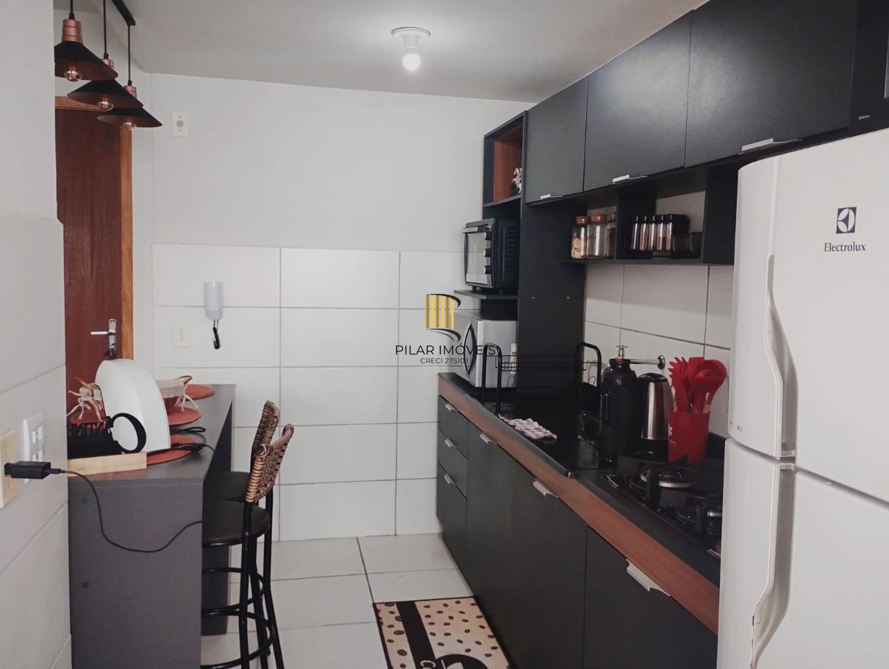Apartamento de 2 dormitórios com vaga e portaria 24 horas !