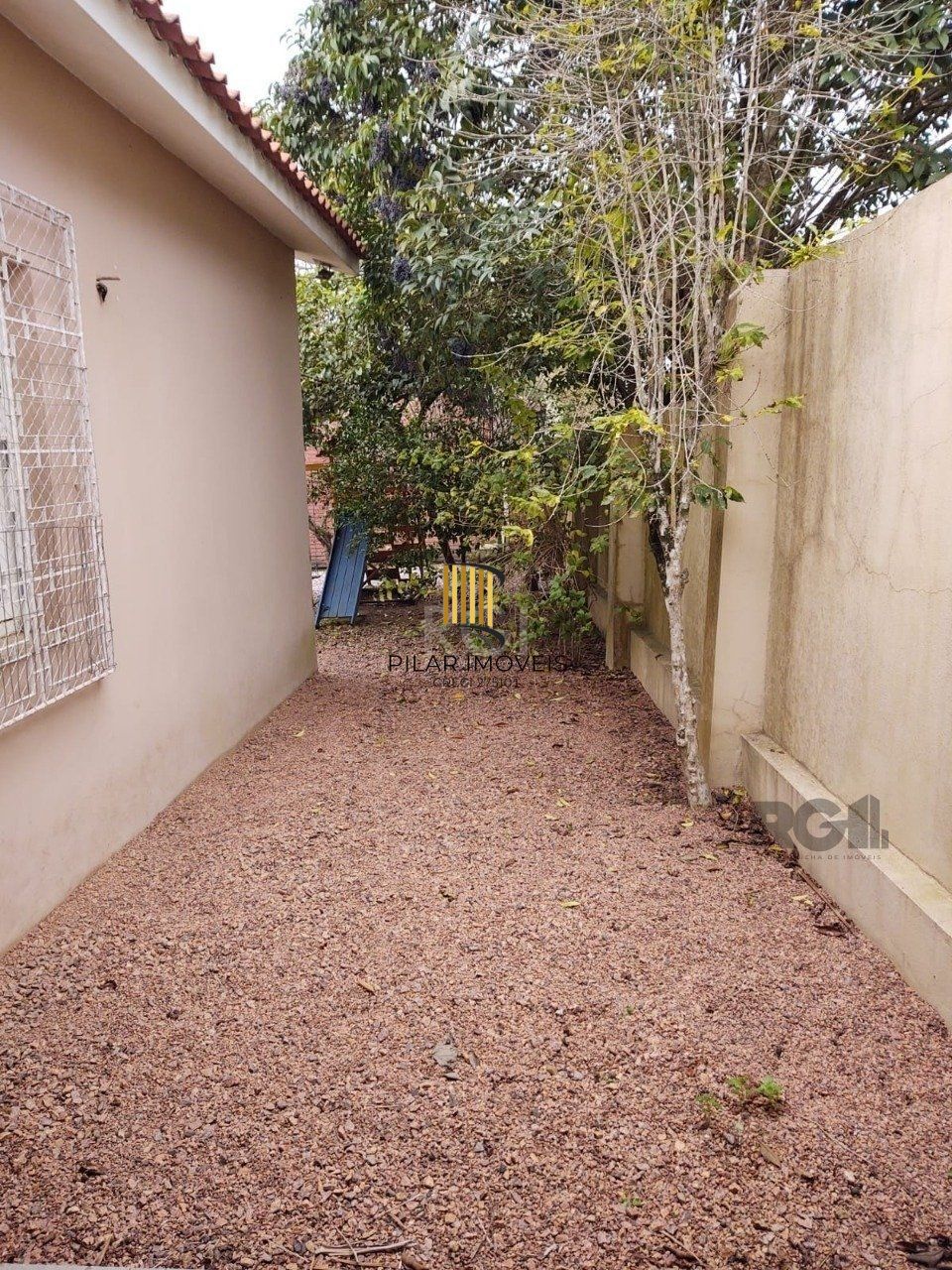 Excelente casa em Belém Novo na rua Eustáquio Inácio da Silveira próximo ao Colégio Glicério Alves. Casa grande com 3 quartos, escritório