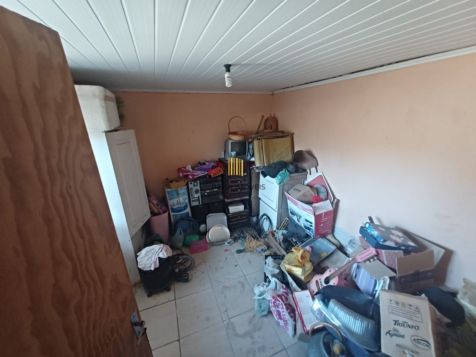 Casa com três dormitórios  e vaga pra dois carros.