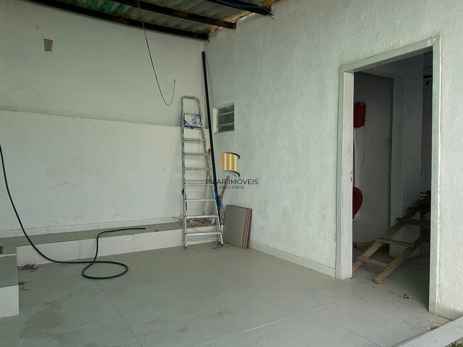 Casa de (3)três quartos, sendo uma suíte com duas vagas de garagem.