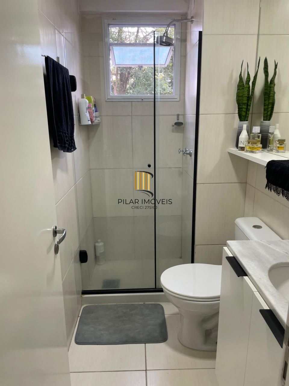 Apartamento com 02 quartos e 01 vaga escriturada no Bairro Cavalhada
