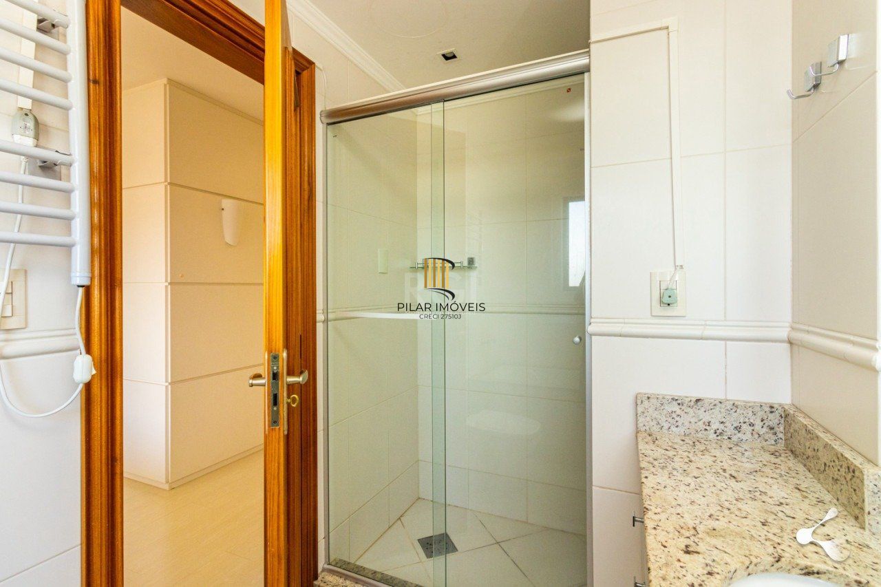 Espetacular Apto. semi mobiliado no bairro Rio Branco, Porto Alegre/RS, um por andar, 195m, andar alto, lareira, churrasqueira, 3 suites, 4 vagas