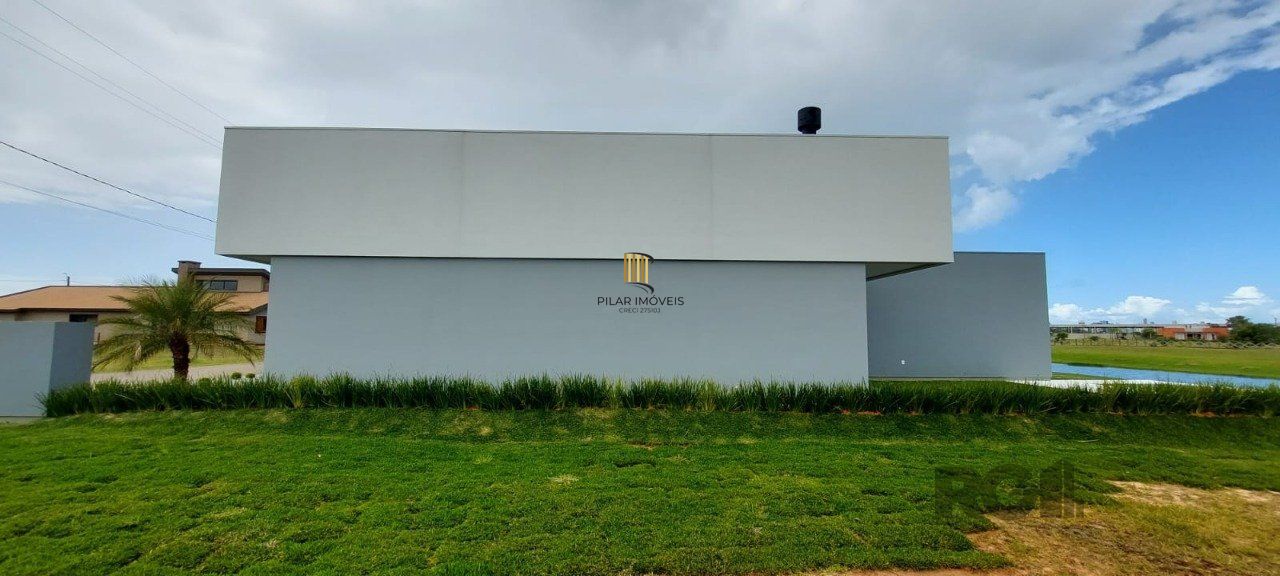 Casa em condomínio com 3 dormitórios, sendo todos suítes em Torres