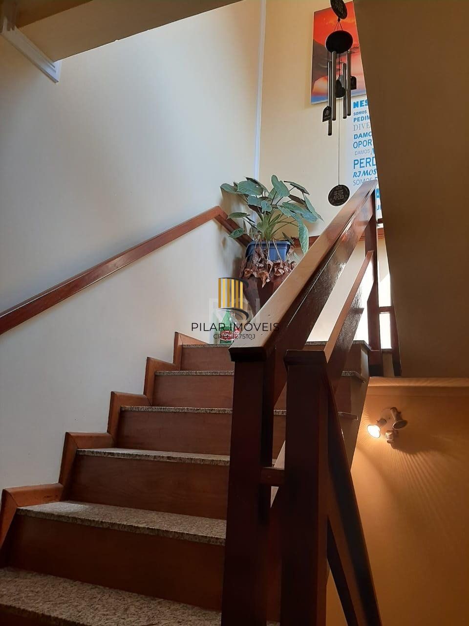 Casa para Venda - 274m², 3 dormitórios, sendo 1 suites, 3 vagas - Guarujá, Porto Alegre