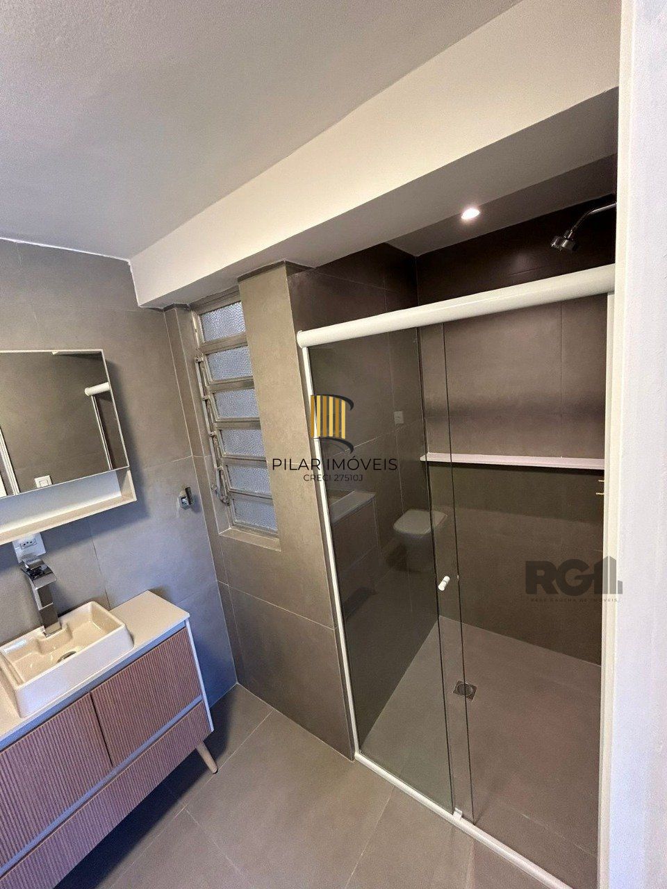 Belíssimo Apartamento com 03 quartos (01 suíte) uma vaga coberta todo Reformado