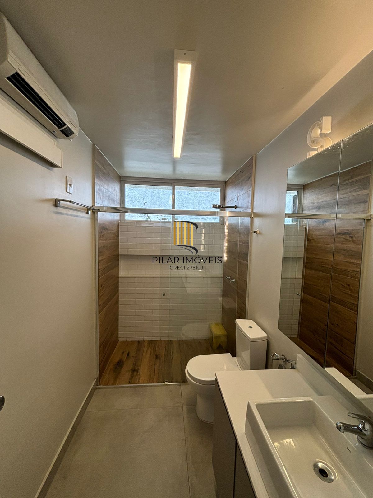 Casa 4 dormitórios, 1 suíte, 03 vagas, Bairro Três Figueiras, Porto Alegre.