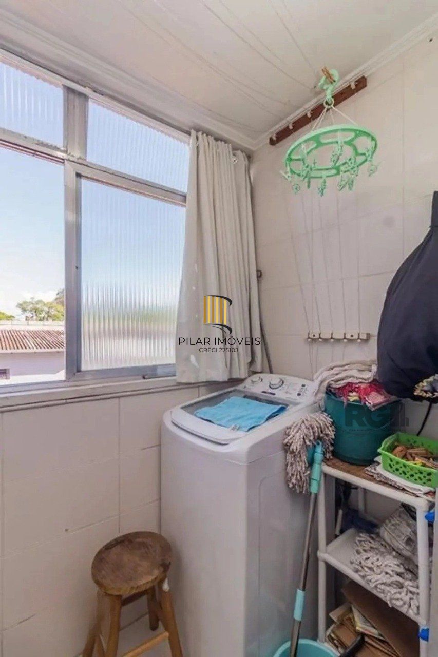 Apartamento com 02 quartos com 01 vaga de garagem coberta e escriturada.