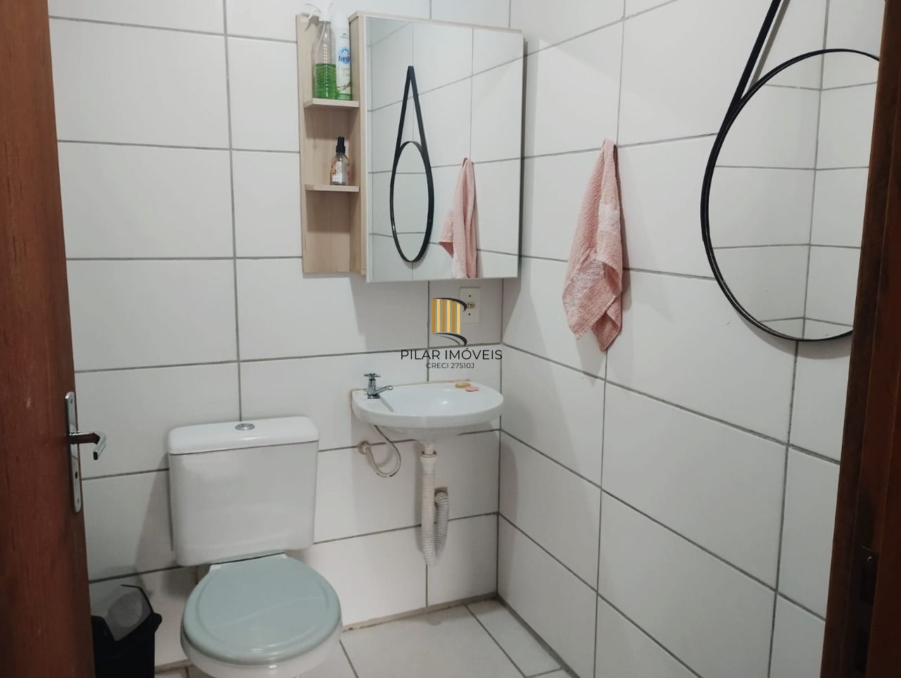 Apartamento de 2 dormitórios com vaga e portaria 24 horas !