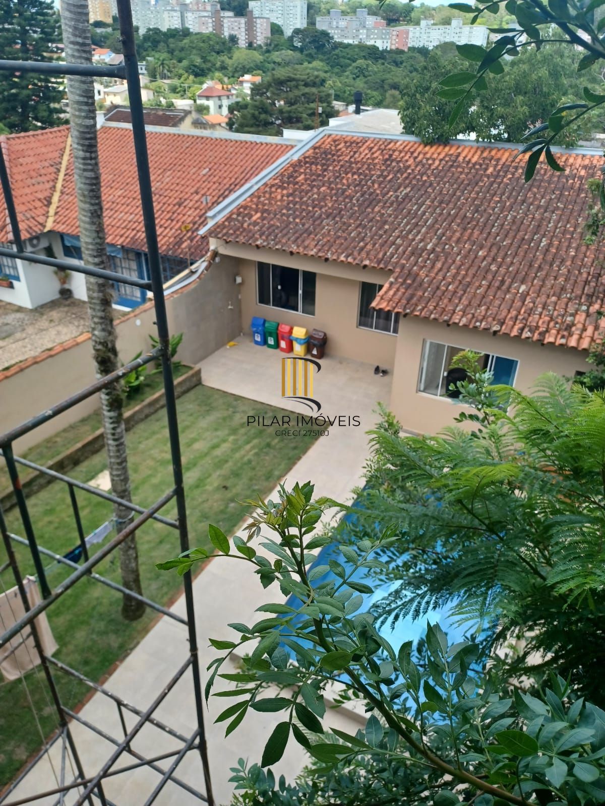 Casa com 04 quartos (01 suíte) 02 vagas no Bairro Jardim Sabará em Porto Alegre