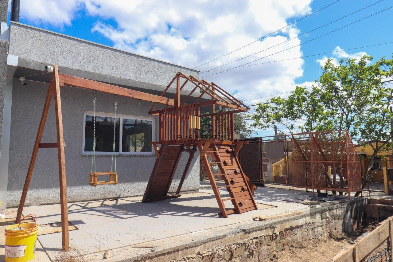 CASA ESTILO SOBRADO COM 2 QUARTOS E PÁTIO, À VENDA NO BAIRRO VILA NOVA, EM PORTO ALEGRE/RS